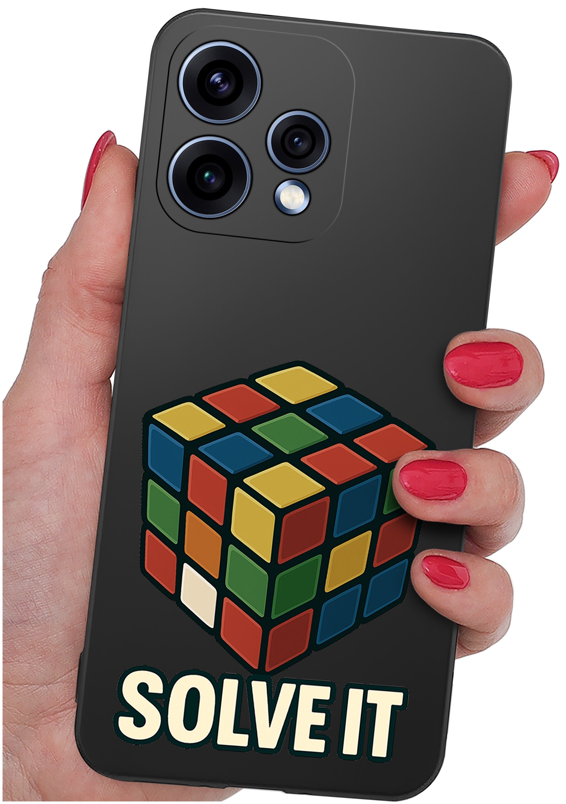 Osoba trzyma czarne etui na telefon z nadrukiem kolorowej kostki i napisem \'SOLVE IT\'.