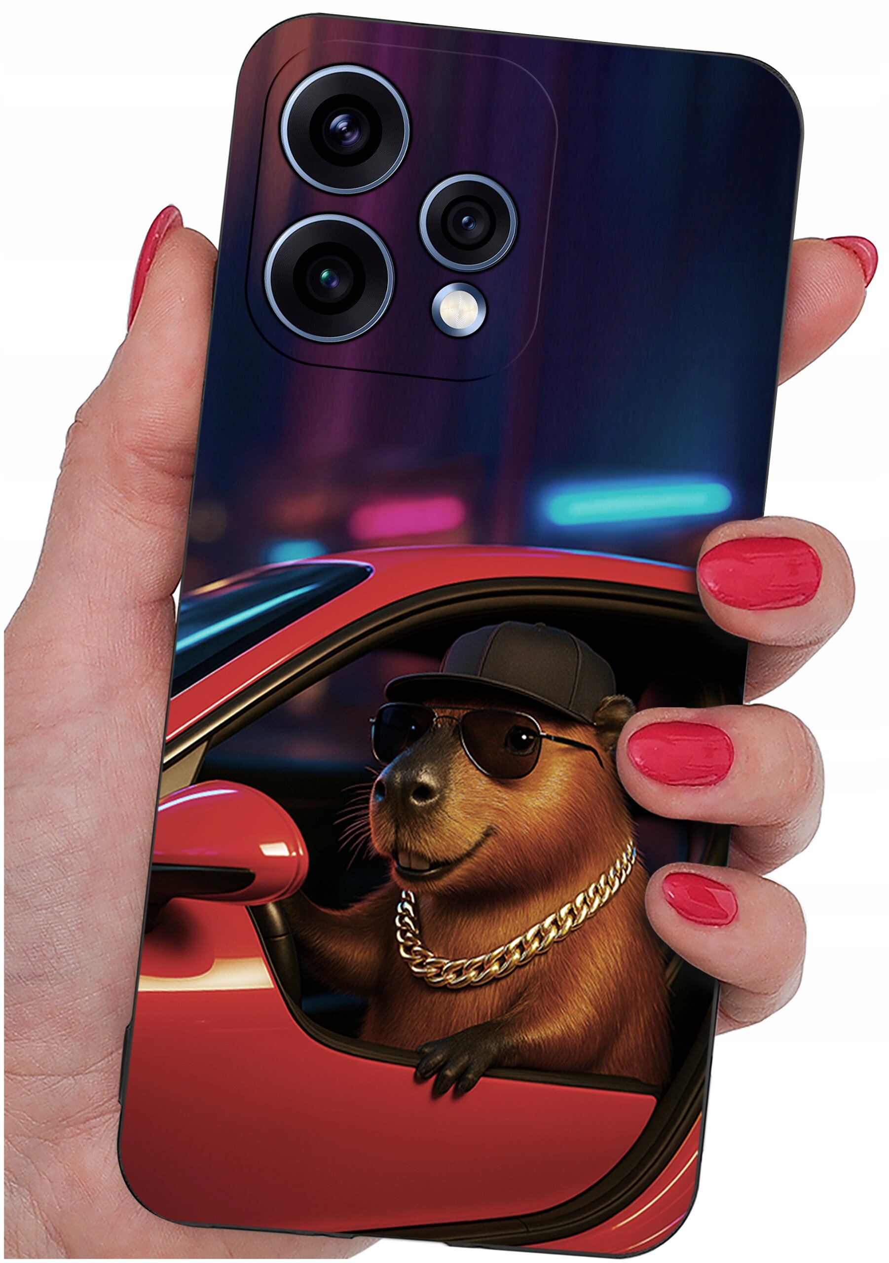 Etui na telefon z nadrukiem przedstawiającym zwierzę w okularach przeciwsłonecznych i czapce, siedzące w czerwonym samochodzie. Etui trzymane jest w dłoni z pomalowanymi na czerwono paznokciami.