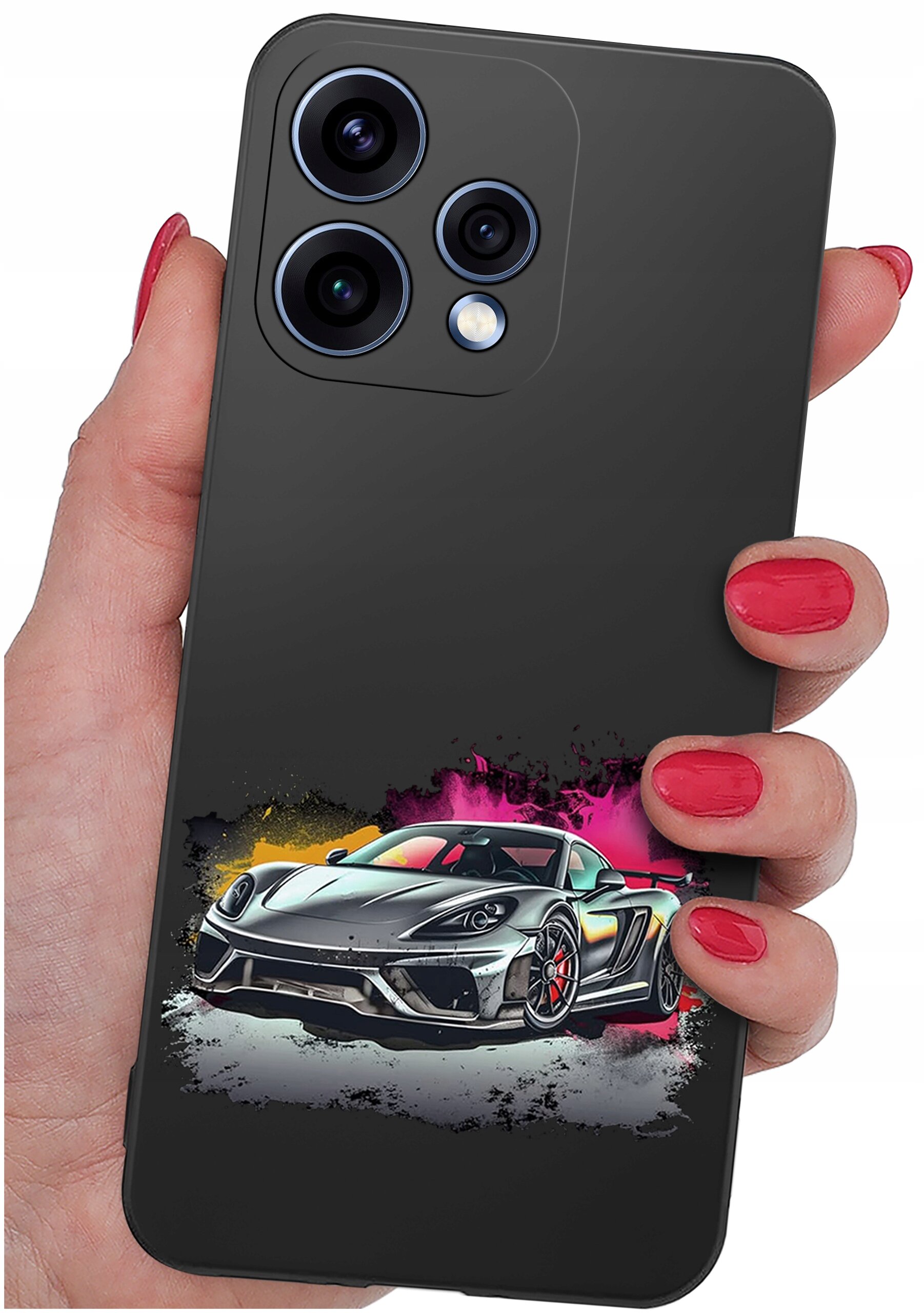 Osoba trzyma telefon w etui z nadrukiem sportowego samochodu na tle kolorowych plam. Etui jest czarne i ma wycięcia na trzy obiektywy aparatu.