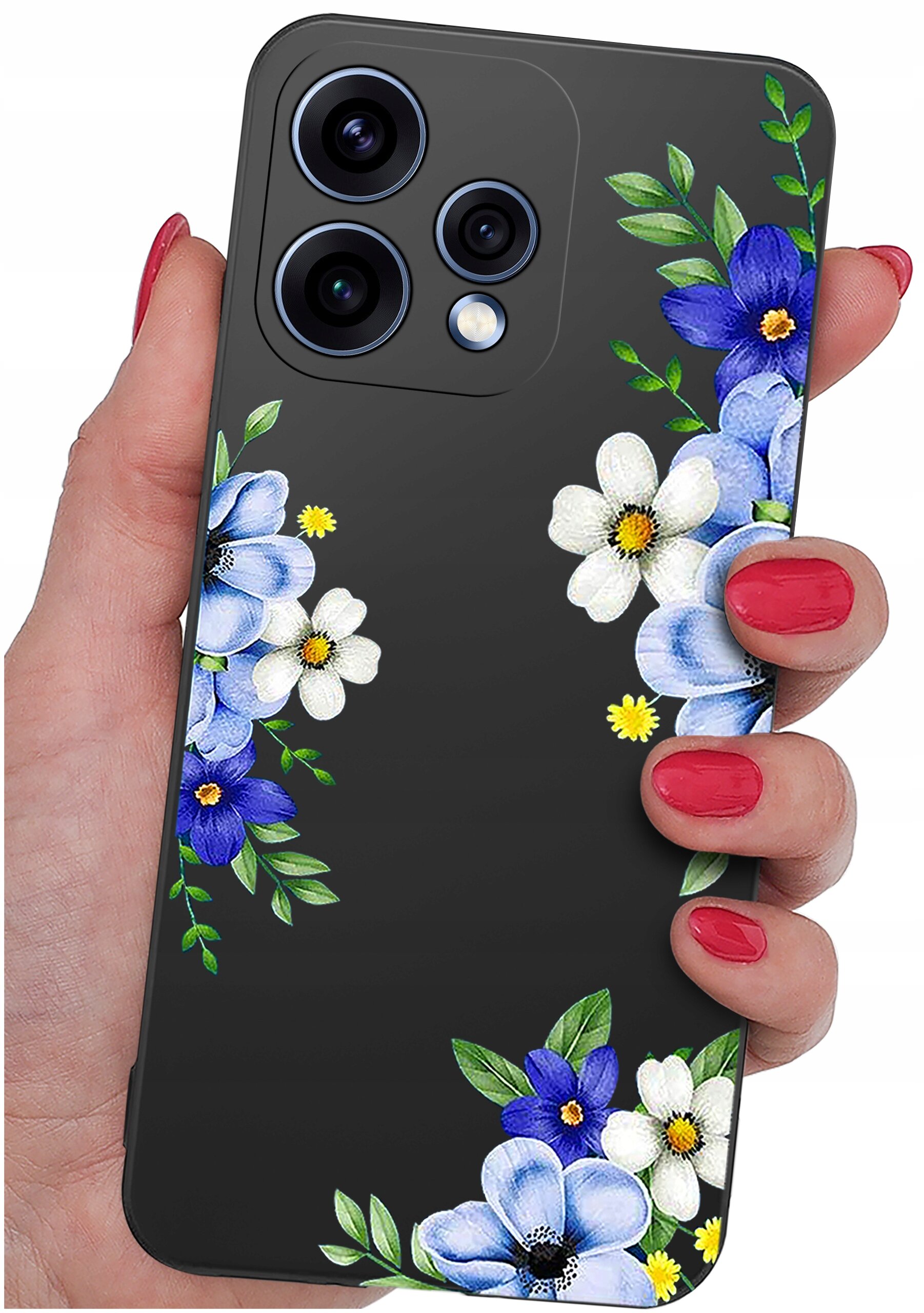 Osoba trzyma telefon w etui z czarnym tłem, ozdobionym niebieskimi i białymi kwiatami oraz zielonymi liśćmi. Etui ma wycięcia na trzy obiektywy aparatu.
