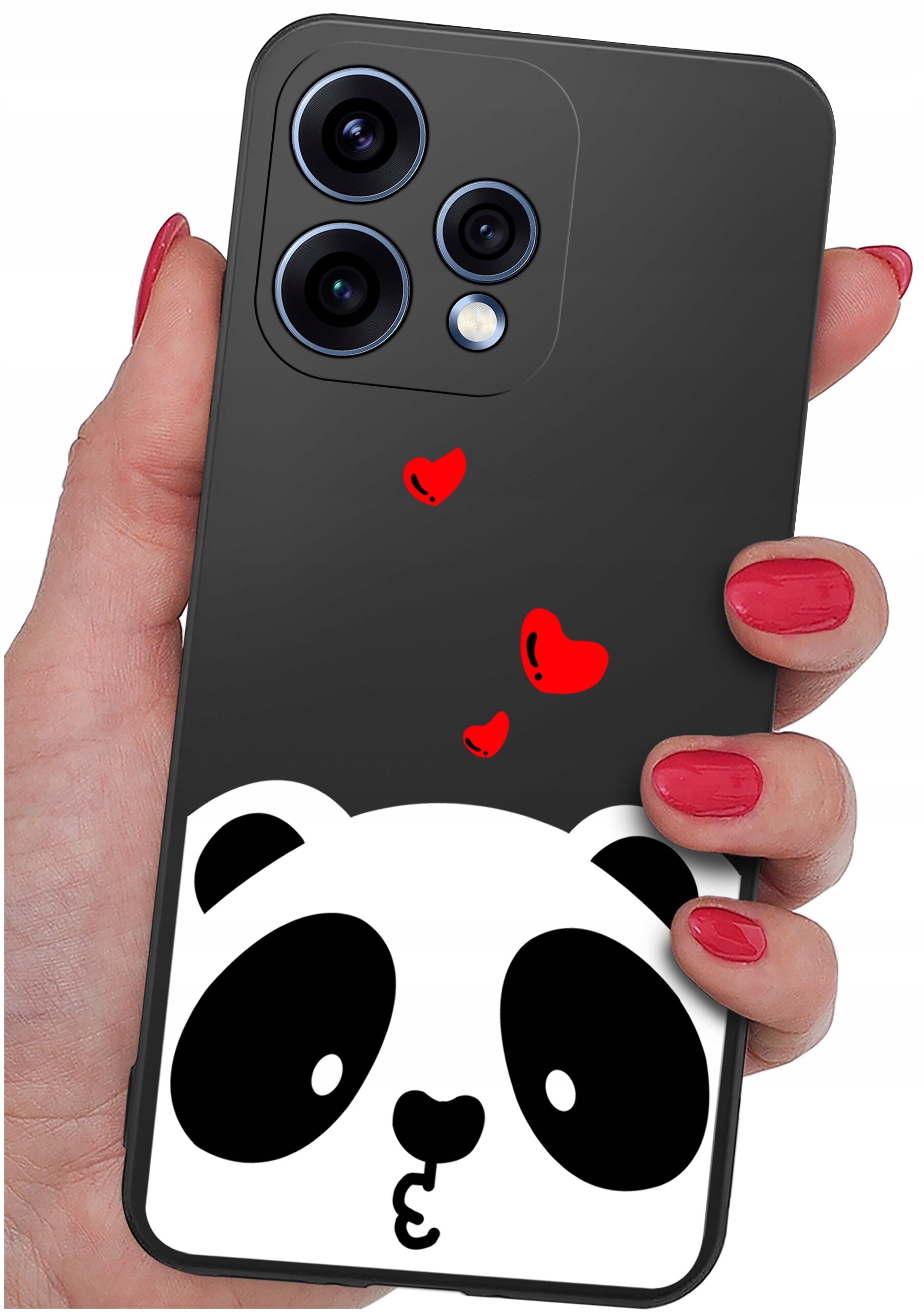 Etui na telefon z motywem pandy i czerwonymi serduszkami, trzymane w dłoni z pomalowanymi na czerwono paznokciami.