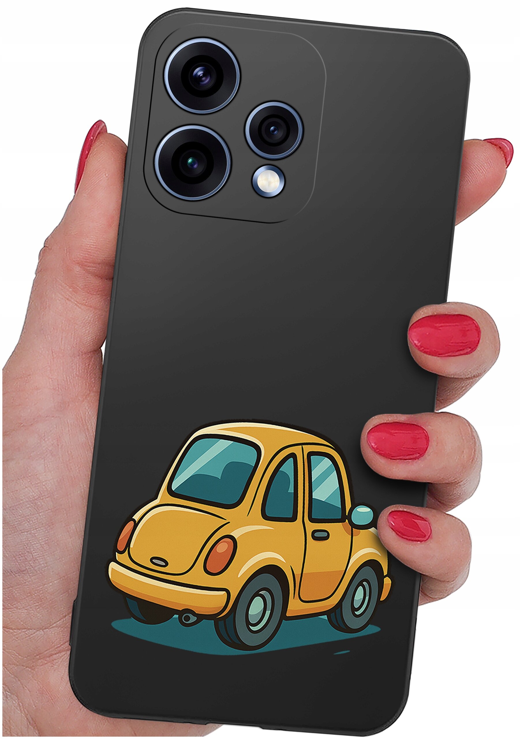 Osoba trzyma telefon w etui z czarnym tłem, na którym znajduje się rysunek żółtego samochodu. Telefon ma trzy obiektywy aparatu i lampę błyskową.
