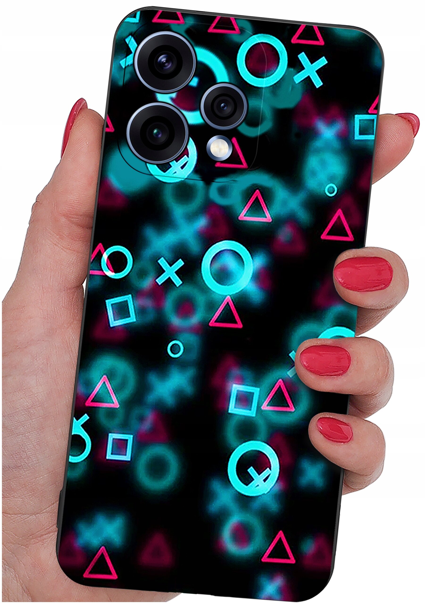 Etui na telefon z kolorowymi wzorami geometrycznymi w kształcie kół, krzyżyków, kwadratów i trójkątów na czarnym tle. Etui trzymane jest w dłoni z pomalowanymi na czerwono paznokciami.
