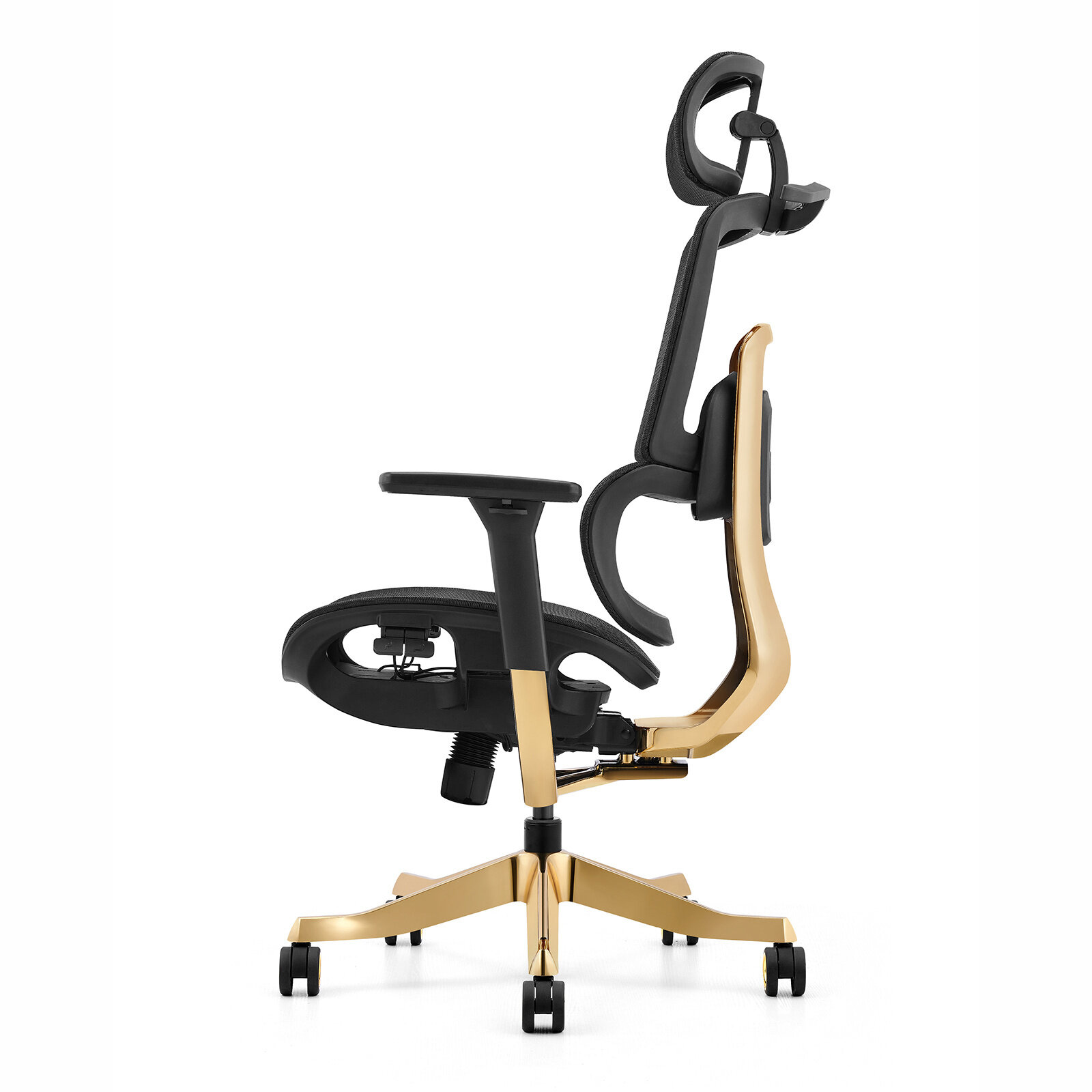 Ergonomiczny fotel biurowy z czarnym siedziskiem i oparciem oraz złotą ramą i podstawą na kółkach. Fotel posiada regulowane podłokietniki i zagłówek.