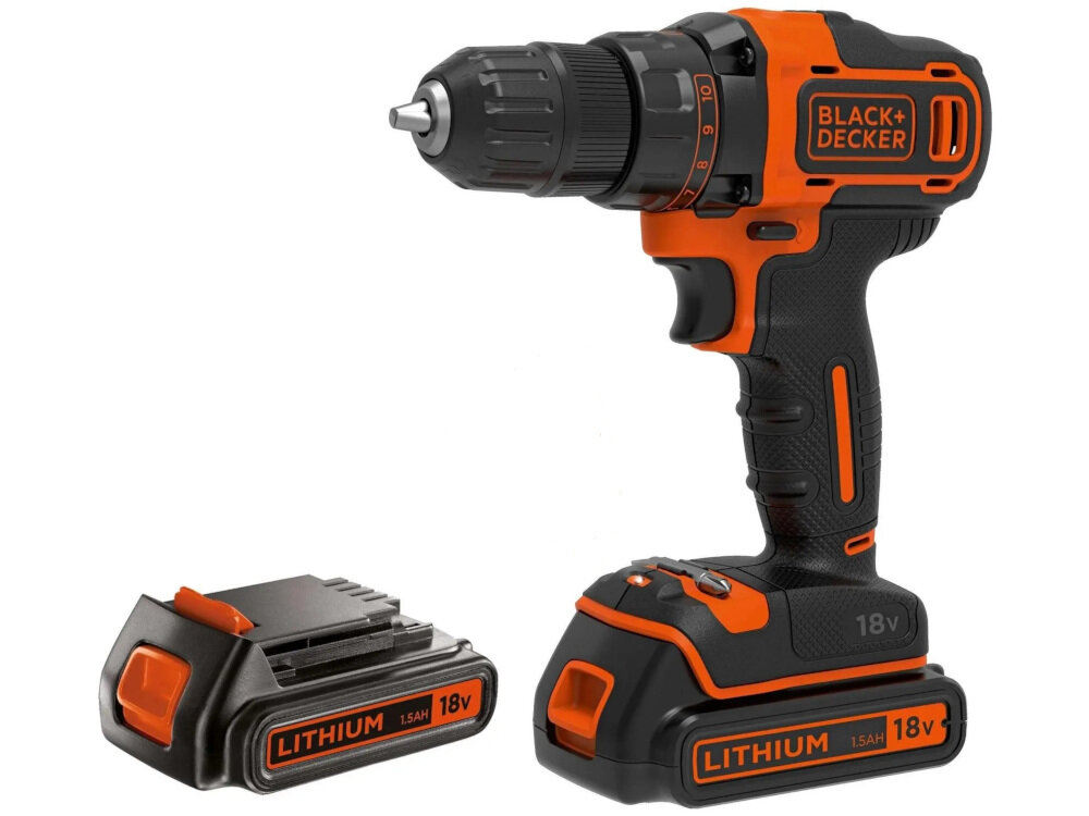 Na obrazie znajduje się wiertarko-wkrętarka w kolorze czarno-pomarańczowym z widocznym logo \'BLACK+DECKER\'. Obok urządzenia leży akumulator z napisem \'LITHIUM 1.5AH 18V\'.