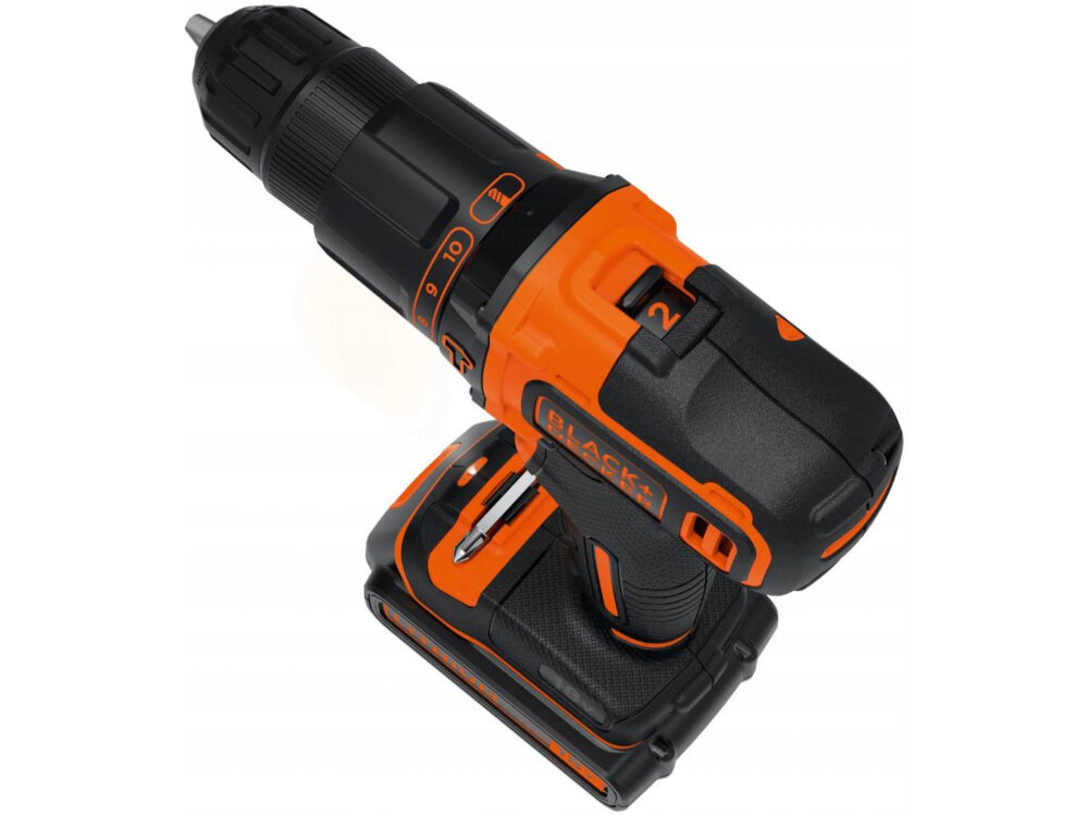 Na obrazie widoczna jest wiertarko-wkrętarka w kolorze czarno-pomarańczowym z logo \'BLACK+DECKER\'. Urządzenie posiada regulację prędkości i akumulator umieszczony w dolnej części.
