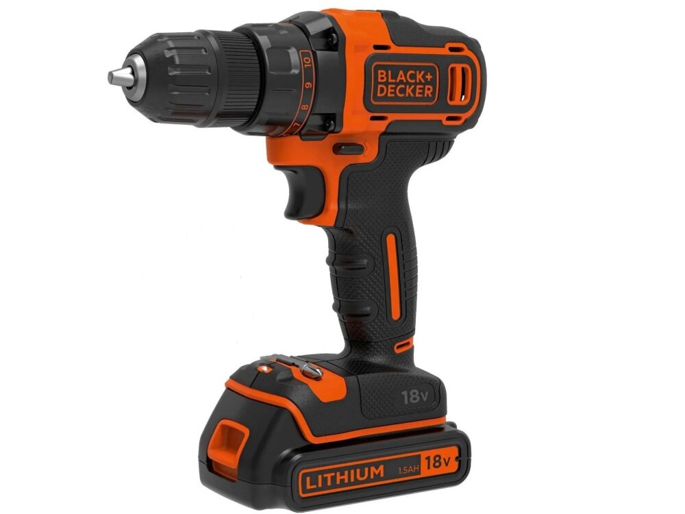 Na obrazie widoczna jest wiertarko-wkrętarka w kolorze czarno-pomarańczowym z logo \'BLACK+DECKER\'. Na akumulatorze znajduje się napis \'LITHIUM 1.5AH 18V\'.