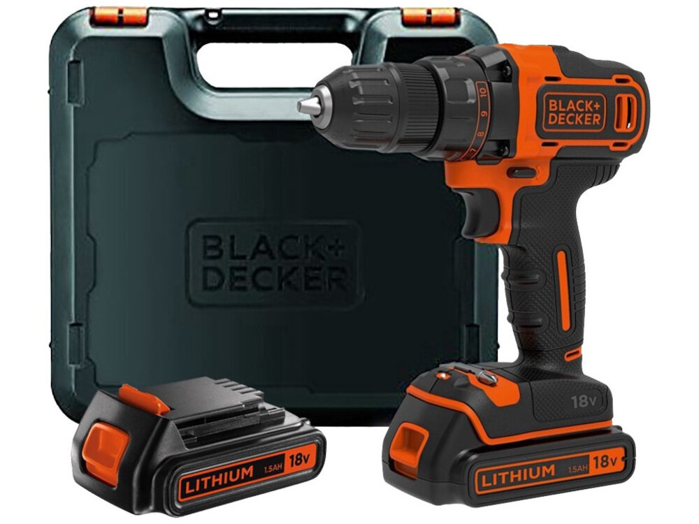 Na obrazie znajduje się wiertarko-wkrętarka w kolorze czarno-pomarańczowym z logo \'BLACK+DECKER\', obok której leży akumulator z napisem \'LITHIUM 1.5AH 18V\'. W tle widoczna jest czarna walizka z wytłoczonym logo \'BLACK+DECKER\'.