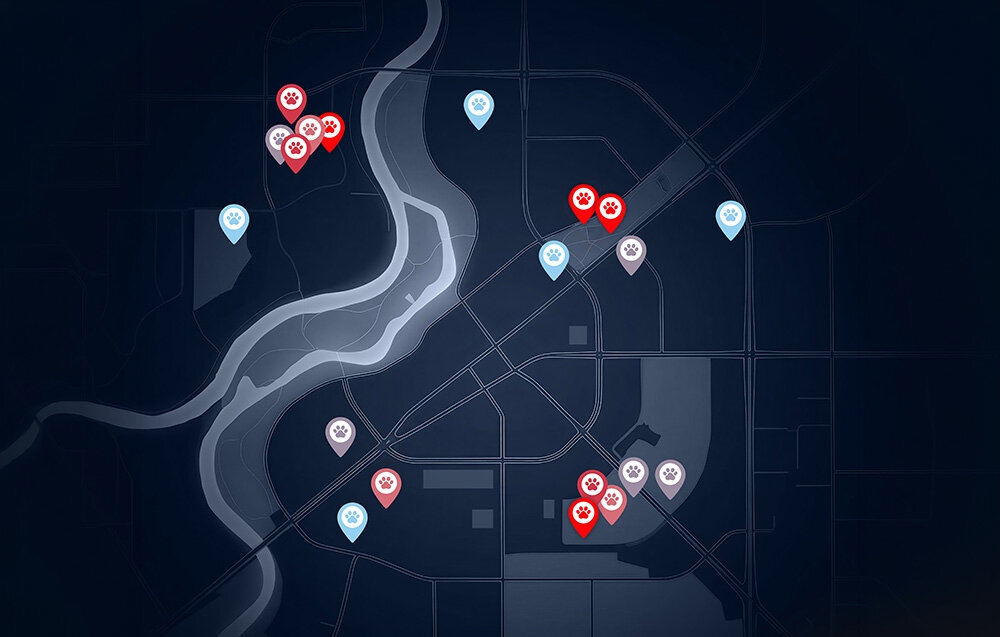 Mapa z zaznaczonymi punktami w różnych kolorach, symbolizującymi lokalizacje. Punkty mają kształt pinezek z ikoną łapy.