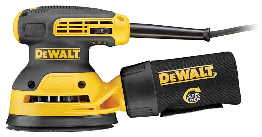 Na obrazie widoczna jest szlifierka mimośrodowa w kolorze żółto-czarnym z logo DEWALT. Obok znajduje się worek na pył z napisem \'DEWALT AIRLOCK\'.