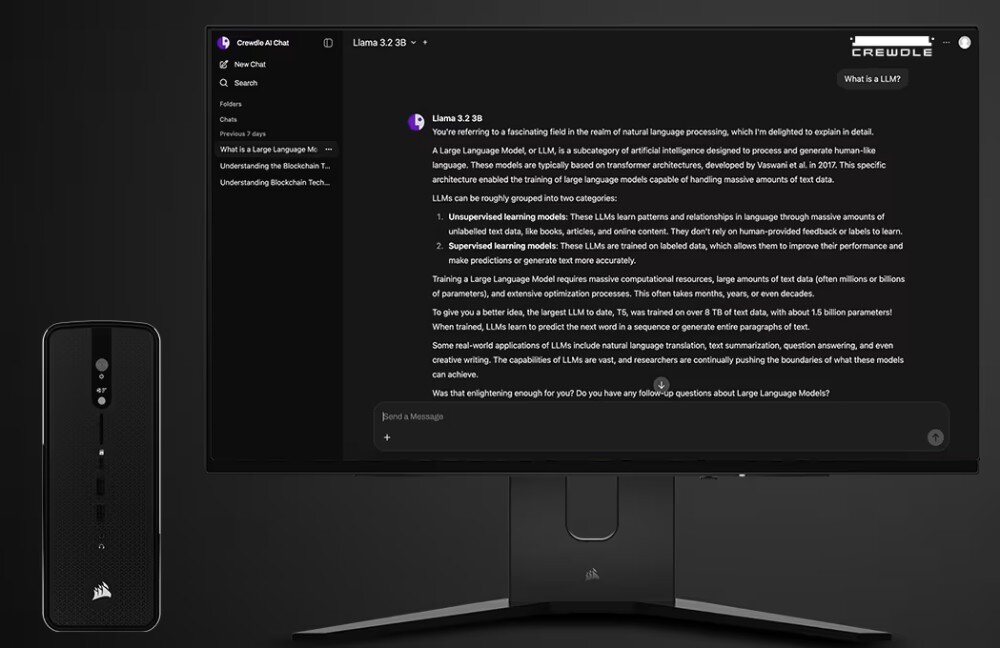 Komputer CORSAIR AI Workstation 300 Monitor komputerowy wyświetlający interfejs czatu tekstowego o nazwie 'Crewdle AI Chat' z odpowiedziami na temat modeli językowych, po lewej stronie ekranu stoi mały pionowy komputer, wszystko na czarnym tle, procesor, wydajność, technologie