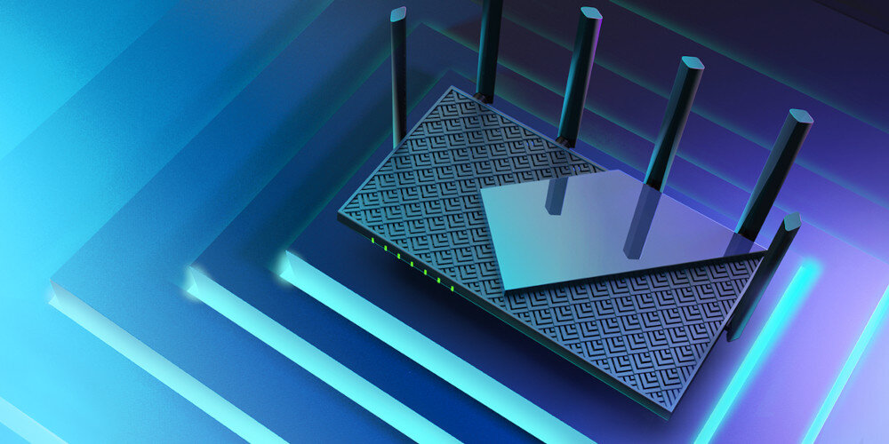 Na obrazie widoczny jest router z sześcioma antenami, umieszczony na tle z niebieskimi i fioletowymi gradientami. Obudowa routera ma wzór geometryczny i kilka świecących diod na krawędzi.