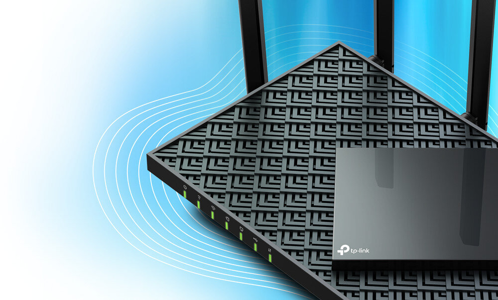 Router z czarną, wzorzystą powierzchnią i logo \'tp-link\' na obudowie. Widoczne są zielone diody na krawędzi urządzenia.