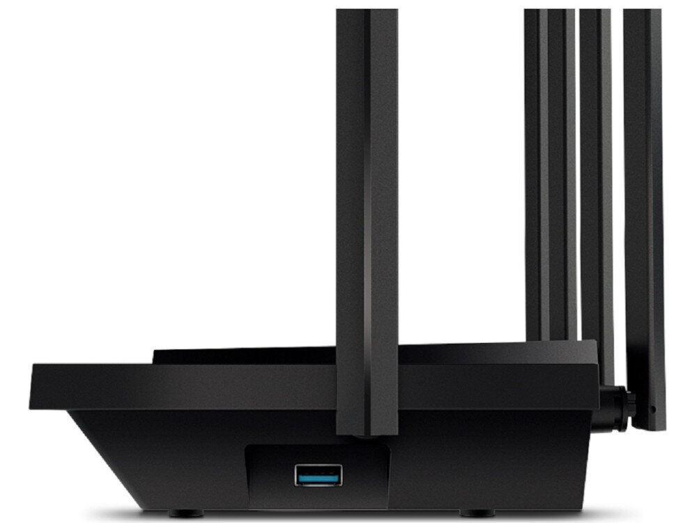 Czarny router z kilkoma pionowymi antenami i portem USB na obudowie.