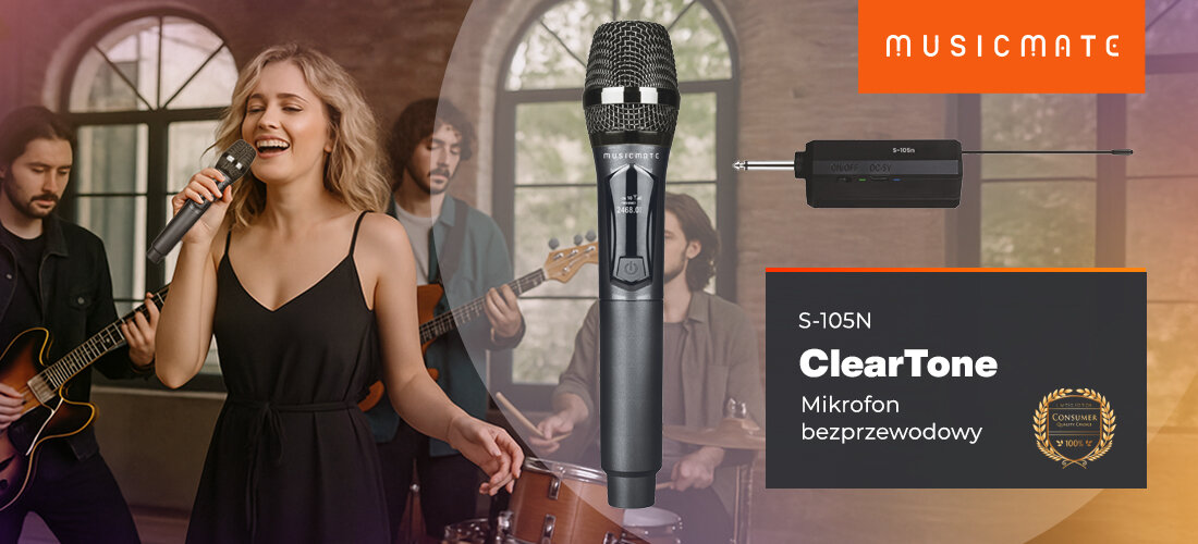 Na obrazie widoczna jest grupa muzyków, z przodu kobieta śpiewająca do mikrofonu. Obok znajduje się grafika przedstawiająca mikrofon MUSICMATE S-105N ClearTone oraz logo MUSICMATE.
