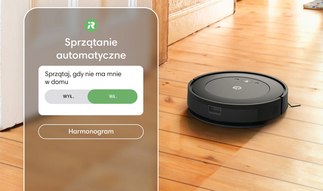 Na drewnianej podłodze znajduje się czarny robot sprzątający. Obok widoczny jest interfejs z tekstem: \'Sprzątanie automatyczne\', \'Sprzątaj, gdy nie ma mnie w domu\', z przyciskami \'WYŁ.\' i \'WŁ.\', oraz przyciskiem \'Harmonogram\'.