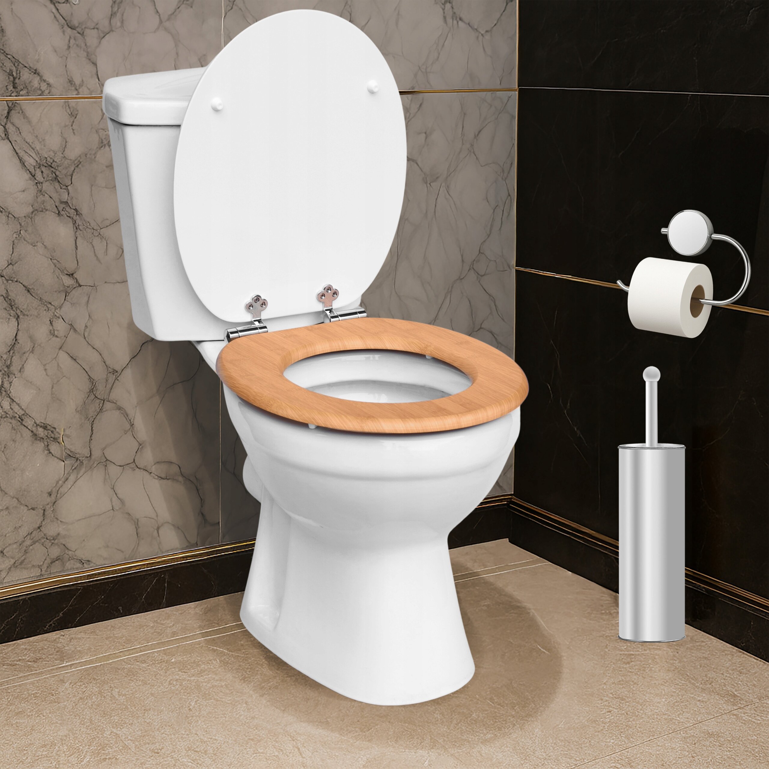 Na obrazie znajduje się toaleta z białą deską sedesową i drewnianym siedzeniem. Obok toalety widoczny jest uchwyt z papierem toaletowym oraz szczotka do WC.