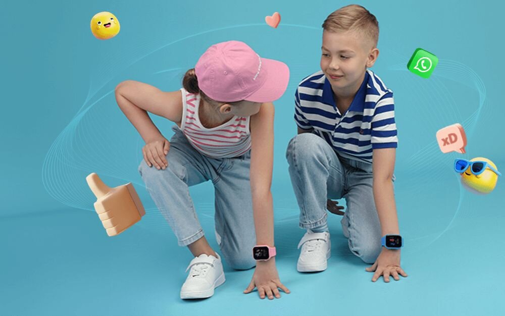Dwoje dzieci w casualowych ubraniach nosi smartwatche na nadgarstkach, otoczone kolorowymi emotikonami i ikonami aplikacji. Tło jest jasnoniebieskie.