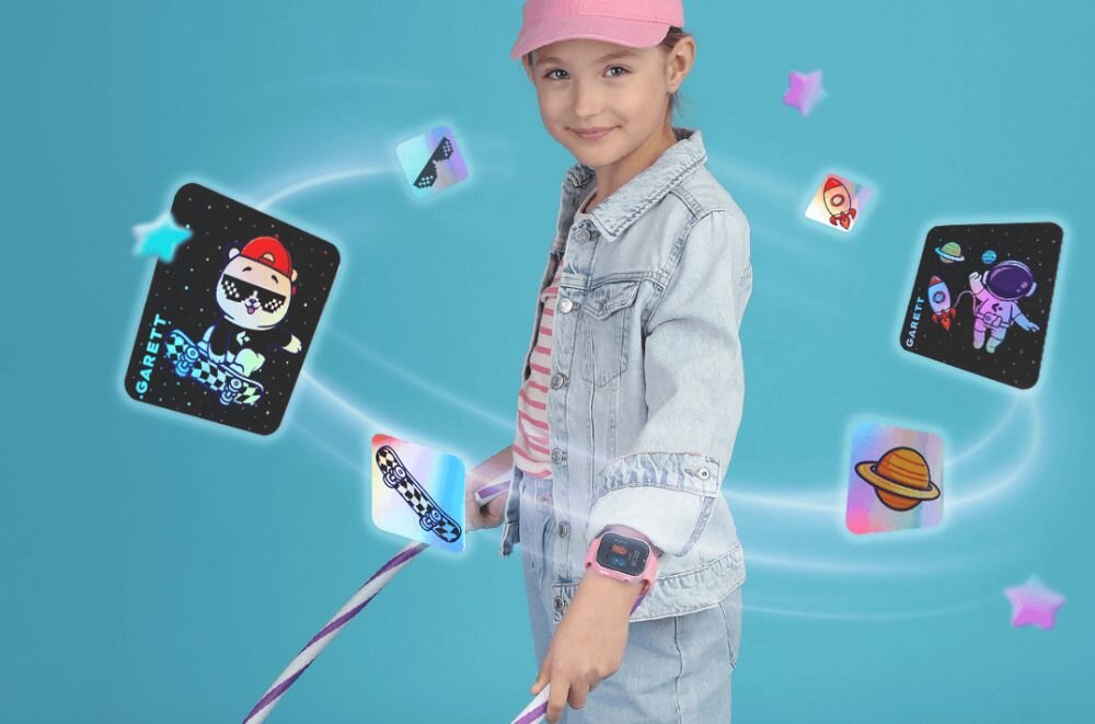 Dziewczynka w różowej czapce i dżinsowej kurtce nosi różowy smartwatch na nadgarstku. Wokół niej unoszą się kolorowe grafiki z motywami kosmicznymi, w tym postacie w skafandrach i planety, z widocznym napisem \'GARETT\'.