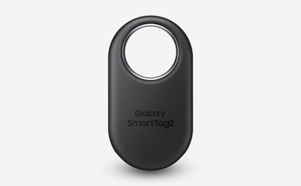 Czarny lokalizator z napisem \'Galaxy SmartTag2\' i otworem na jednym końcu. Produkt ma owalny kształt i gładką powierzchnię.
