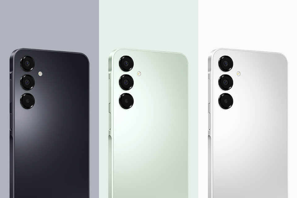 Obraz przedstawia trzy smartfony z widocznymi trzema aparatami na tylnej obudowie, w kolorach czarnym, zielonym i białym. Każdy telefon ma gładką powierzchnię i minimalistyczny design.