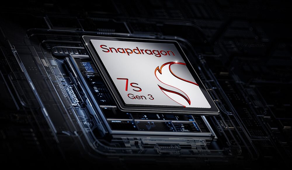 Obraz przedstawia procesor z napisem \'Snapdragon 7s Gen 3\' umieszczony na płycie głównej. Procesor jest centralnym elementem, otoczonym przez skomplikowane obwody elektroniczne.