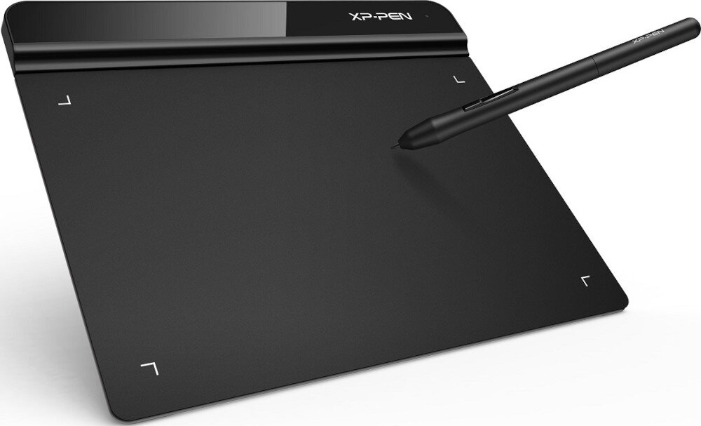 Czarny tablet graficzny z piórem, na którym widoczne jest logo \'XP-PEN\'.