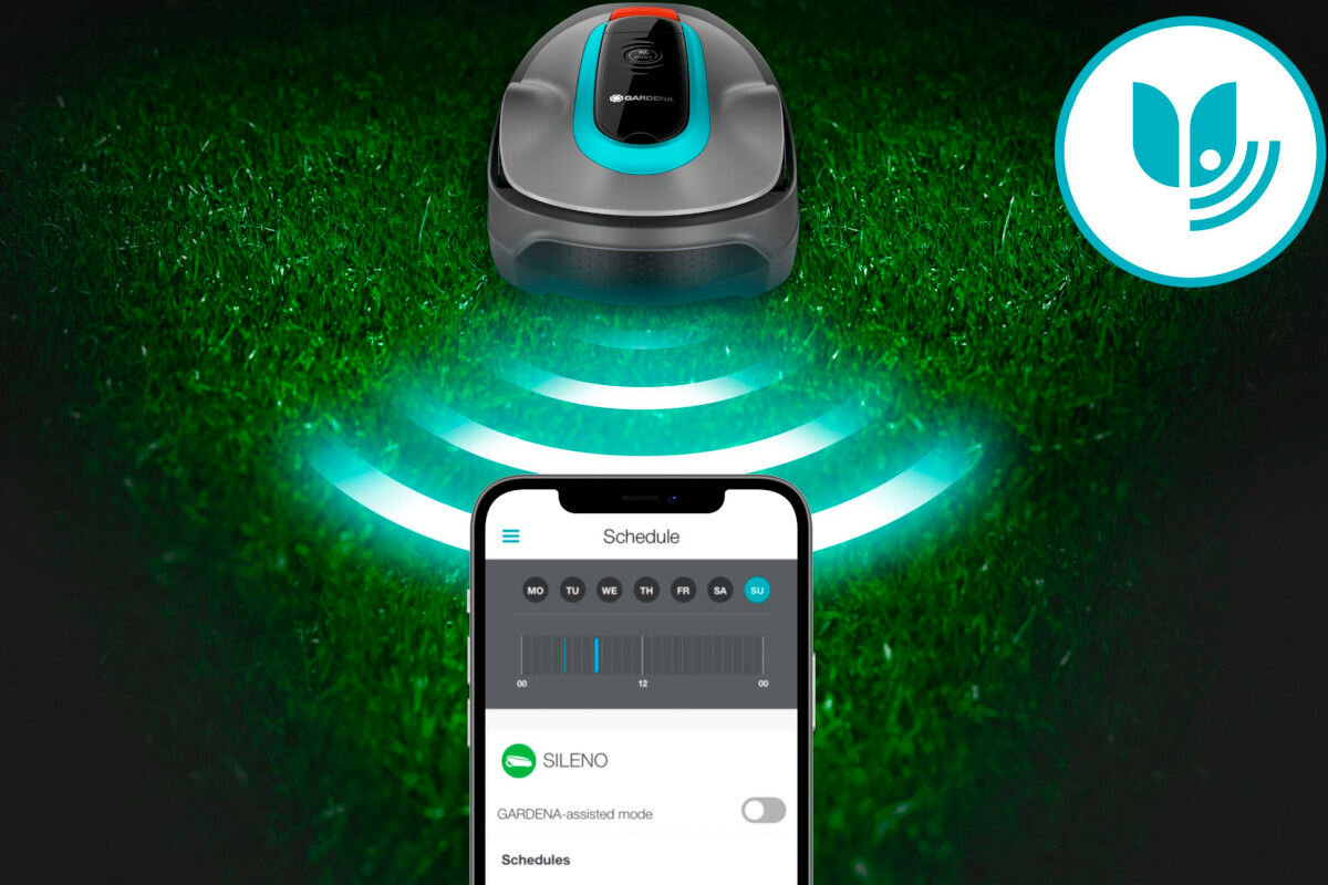 Na obrazie widoczny jest robot koszący na trawie oraz smartfon z aplikacją pokazującą harmonogram pracy. W prawym górnym rogu znajduje się niebieskie logo z symbolem przypominającym liść i fale dźwiękowe.