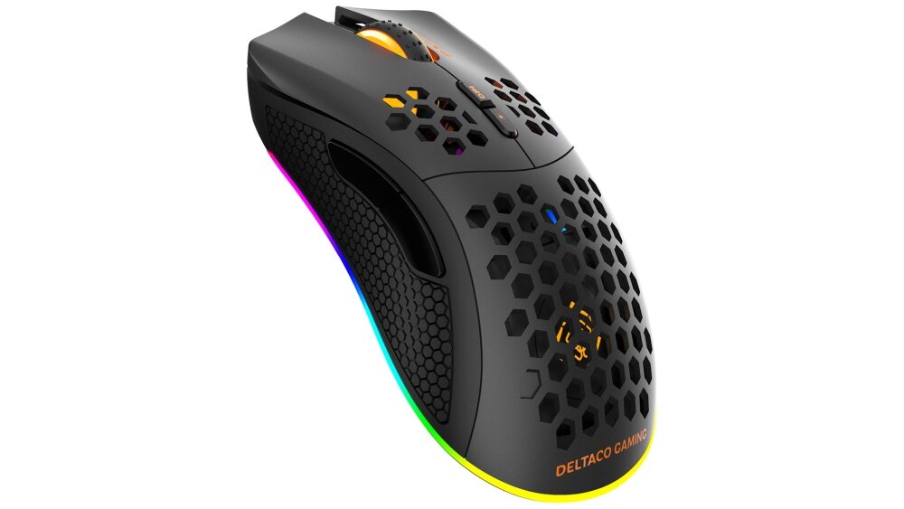 Czarna mysz komputerowa z perforowaną powierzchnią i podświetleniem RGB. Na myszce widoczny jest napis \'DELTACO GAMING\'.