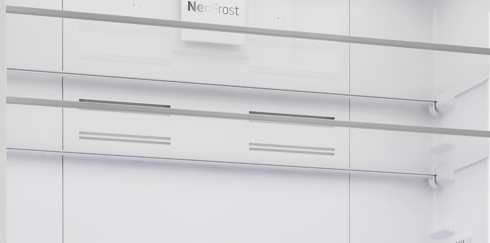 Wnętrze lodówki z widocznymi półkami i napisem \'NeoFrost\'.