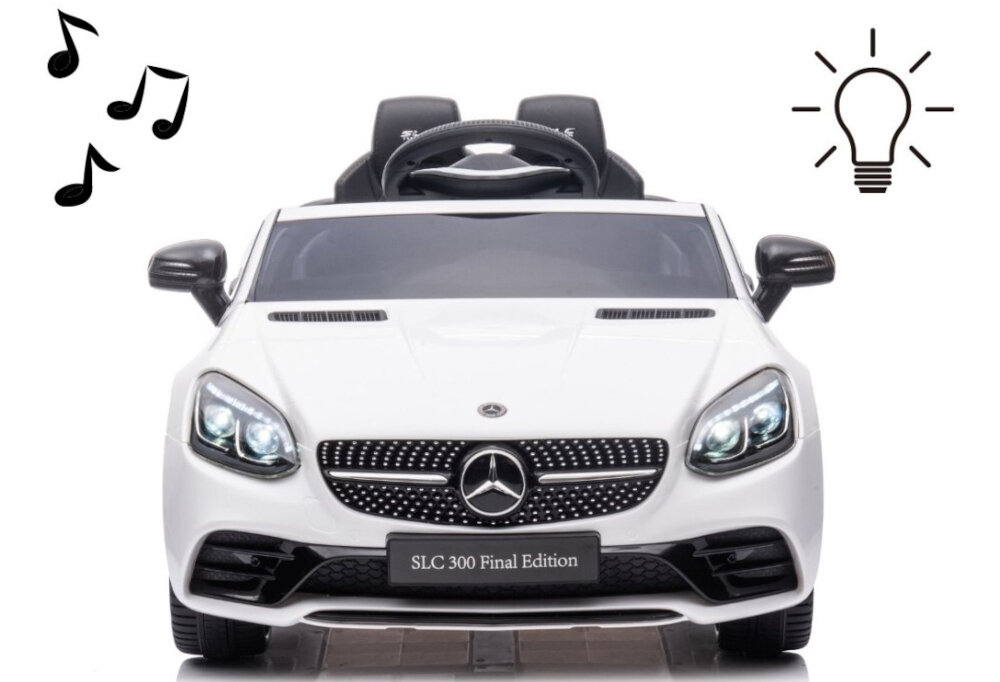 Biały dziecięcy samochód elektryczny stylizowany na model Mercedes-Benz z widocznym logo producenta. Na tablicy rejestracyjnej napis \'SLC 300 Final Edition\', a obok samochodu ikony nutek i żarówki.