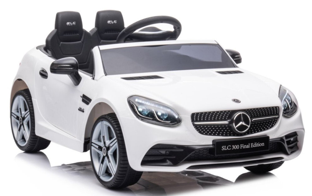 Biały samochód dziecięcy stylizowany na model Mercedes-Benz z widocznym logo producenta na przodzie. Na tablicy rejestracyjnej napis \'SLC 300 Final Edition\'.