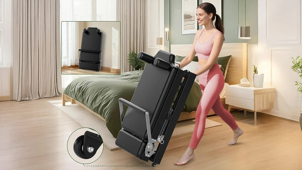 Kobieta w różowym stroju sportowym przesuwa czarny reformer do pilatesu w jasnym, nowoczesnym pokoju. Na obrazie widoczne jest również zbliżenie na kółko urządzenia.