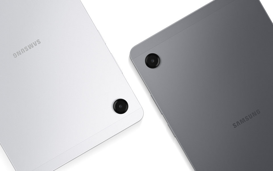 Dwa tablety Galaxy Tab A11 z oferty Media Expert, jeden szary, a drugi srebrny, ustawione są obok siebie, tyłem do użytkownika. Widoczne są obiektywy tylnych aparatów obu tabletów. Na obrazie widać dwa tablety w kolorach białym i szarym, z widocznymi aparatami w narożnikach. Na obu urządzeniach znajduje się logo \'SAMSUNG\'.