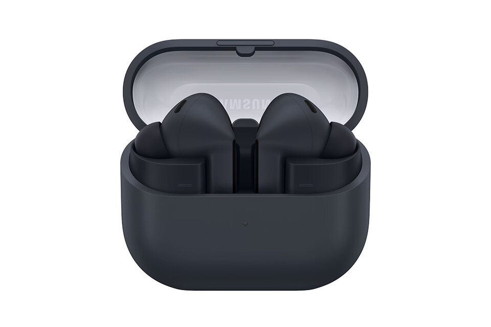 Galaxy Buds3 FE w ofercie Media Expert Na obrazie widoczne są czarne bezprzewodowe słuchawki douszne w otwartym etui ładującym. Na wewnętrznej stronie pokrywy etui widnieje logo \'SAMSUNG\'.