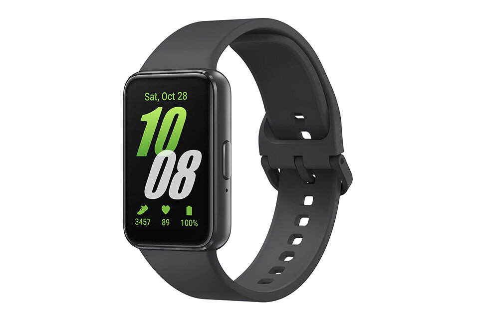 Galaxy Fit3 w ofercie Media Expert Smartwatch z czarnym paskiem i prostokątnym ekranem wyświetlającym datę \'Sat, Oct 28\' oraz duże cyfry \'10 08\'. Na ekranie widoczne są także ikony kroków, tętna i baterii z wartościami \'3457\', \'89\', \'100%\'.