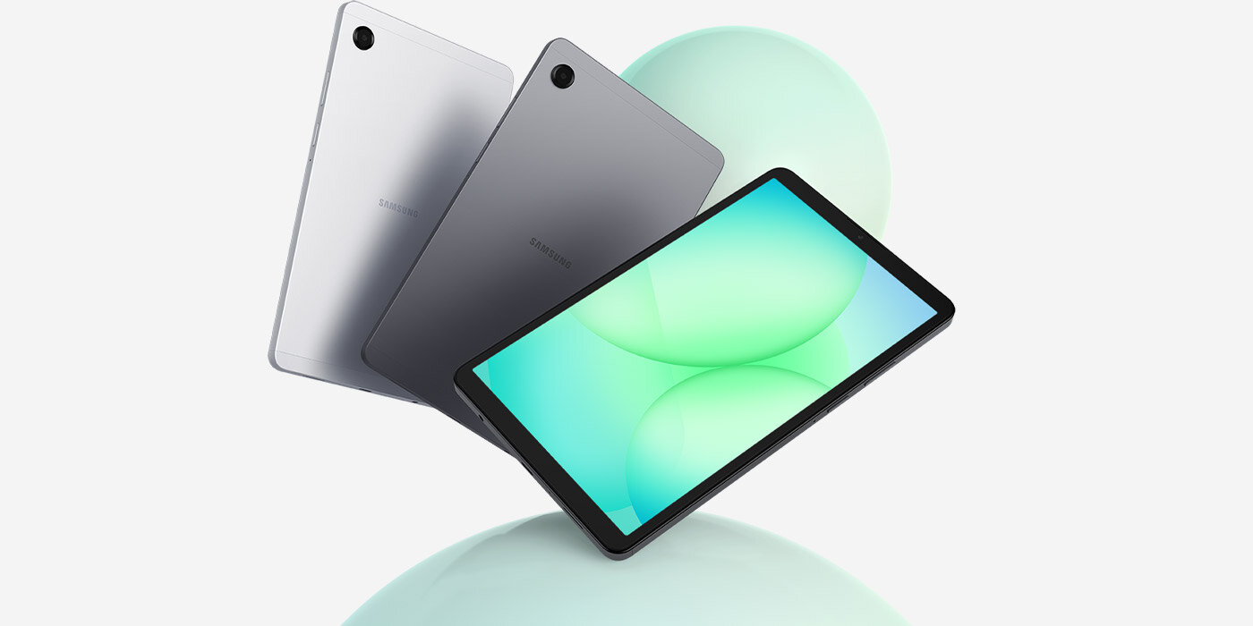 Trzy tablety Galaxy Tab A11 ułożone są w układzie wiatraka. Tylne panele dwóch pierwszych po lewej stronie są w kolorze srebrnym i szarym, natomiast ekran tabletu skierowanego do przodu zdobi zielonkawy, okrągły wzór. Nad tabletami widnieje napis „Galaxy Tab A11”. Na obrazie widoczne są trzy tablety w różnych odcieniach szarości, z jednym ekranem wyświetlającym zielony motyw graficzny. W tle znajdują się okrągłe, pastelowe kształty.
