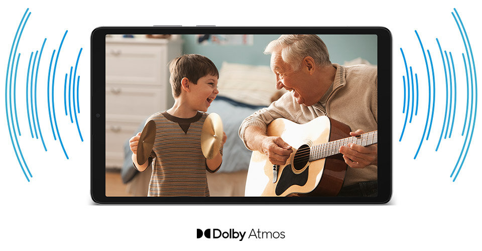 Galaxy Tab A11 pokazany jest z przodu. Na wyświetlaczu widoczny jest podekscytowany chłopiec i starszy mężczyzna grający na gitarze akustycznej. Za tabletem, po prawej i lewej stronie, rozciąga się okrągła grafika, ilustrująca fale dźwiękowe. Pod Galaxy Tab A11 wyświetlana jest nazwa marki „Dolby Atmos”. Tablet wyświetla obraz starszego mężczyzny grającego na gitarze i dziecka z tamburynem. Pod tabletem znajduje się napis \'Dolby Atmos\'.