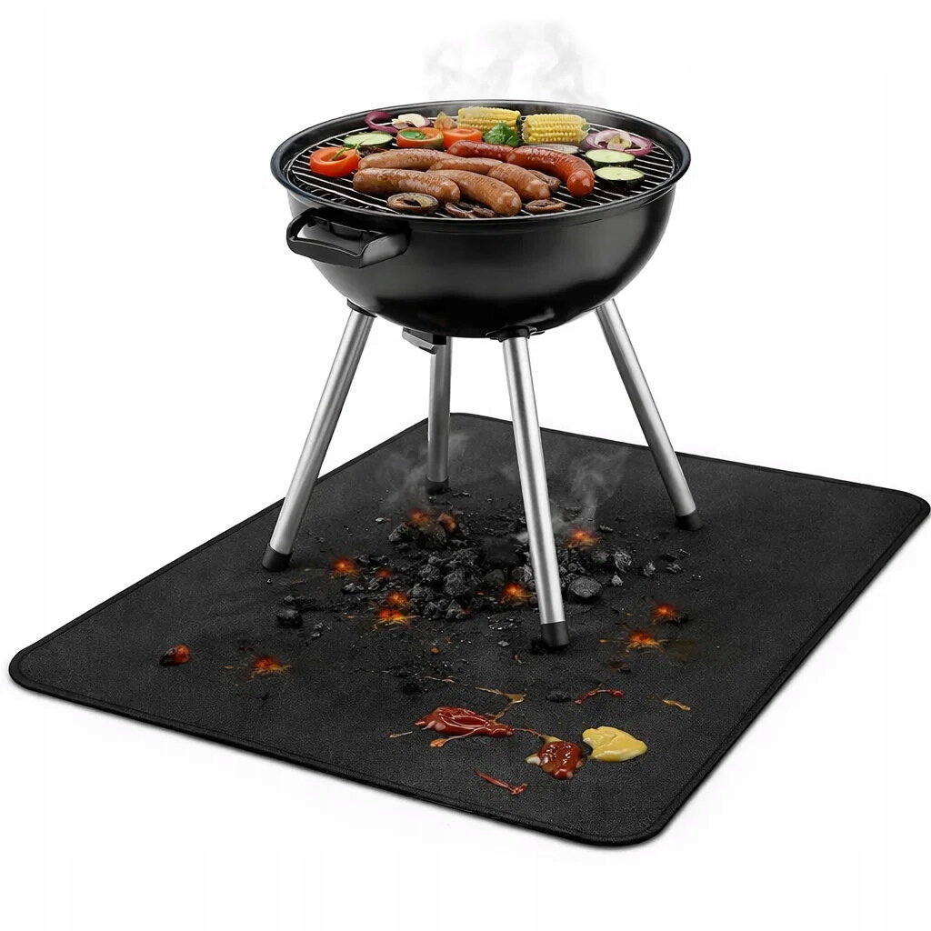 Czarny grill na trzech metalowych nogach stoi na czarnej macie, na której widać rozżarzone węgle i rozlane sosy. Na grillu znajdują się różne potrawy, w tym kiełbaski, warzywa i kolby kukurydzy.