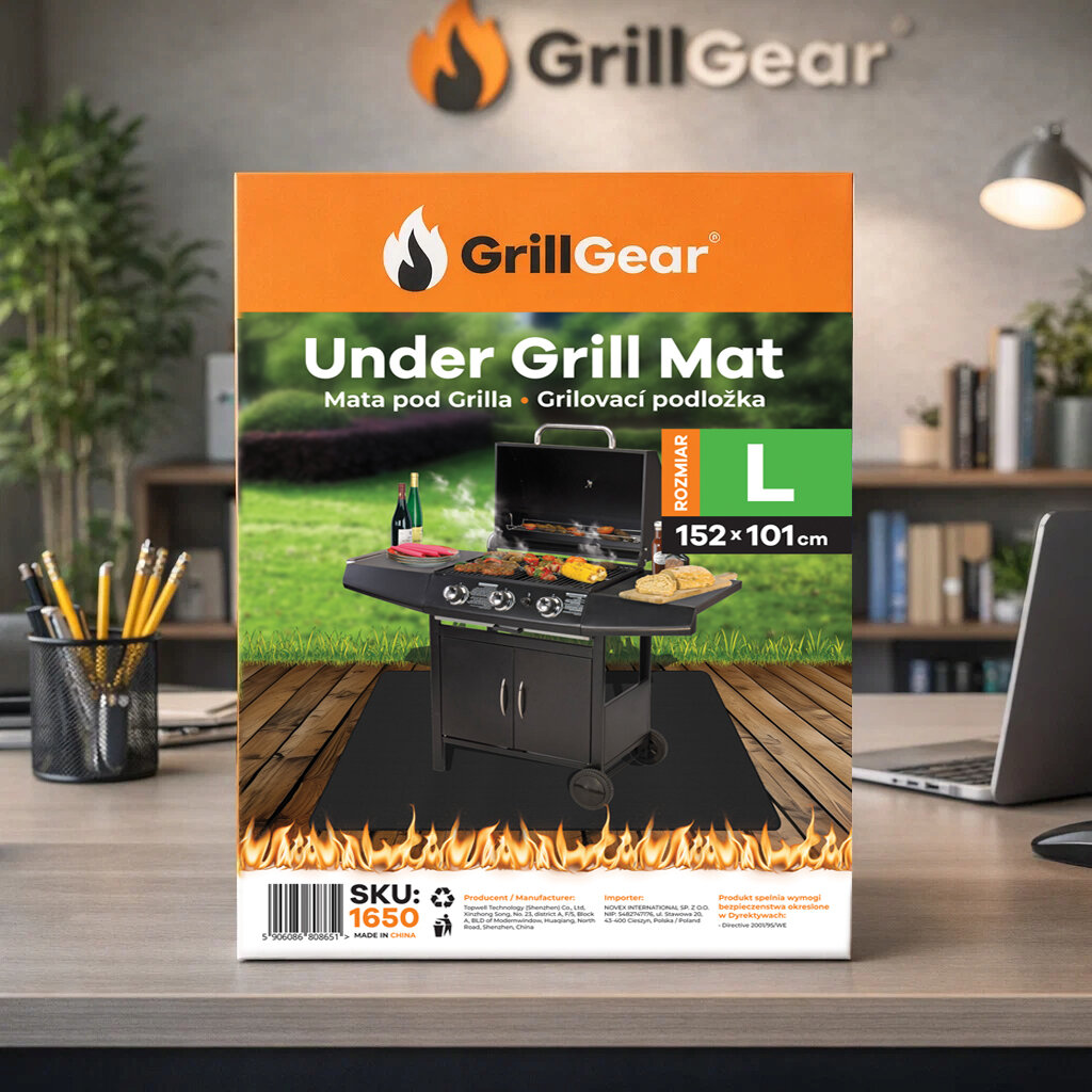 Opakowanie produktu \'Under Grill Mat\' marki GrillGear, przedstawiające matę pod grilla o wymiarach 152x101 cm. Na opakowaniu widoczny jest grill stojący na macie, a w tle znajduje się wnętrze pomieszczenia z roślinami i biurkiem.