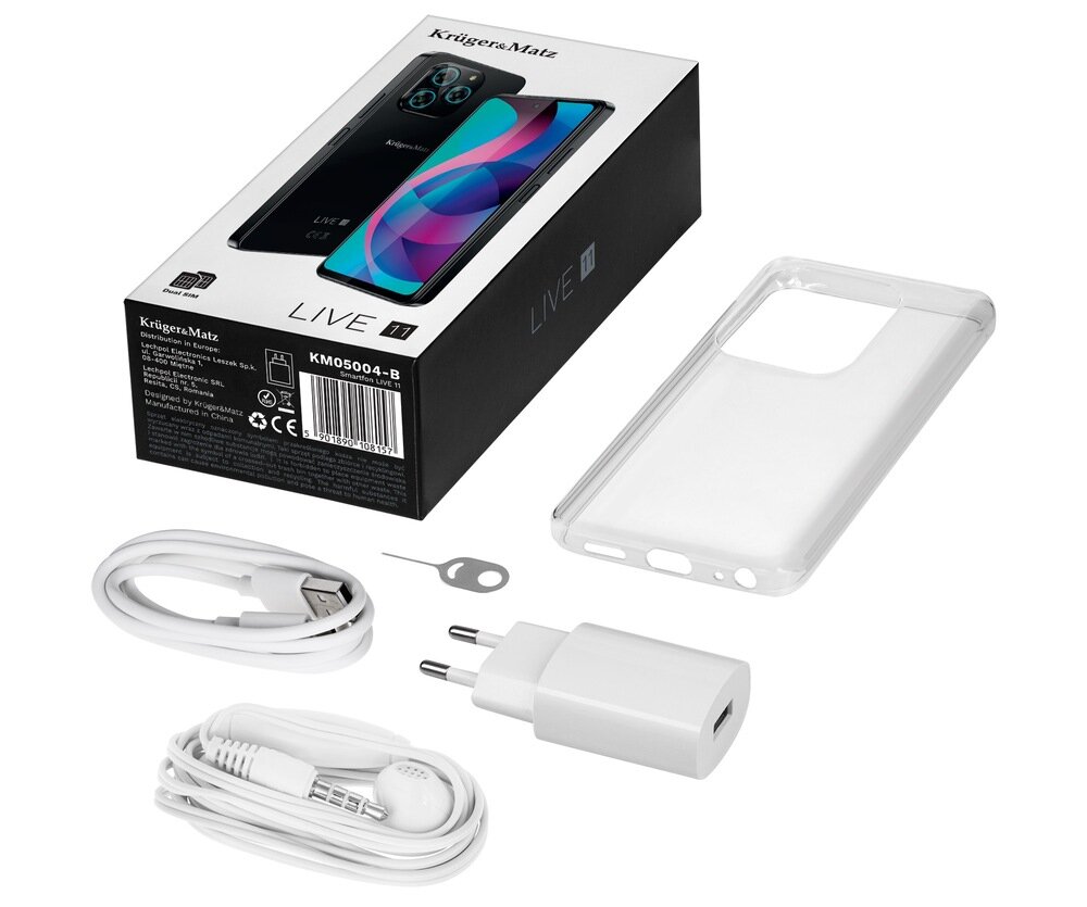 Na obrazie widoczny jest zestaw akcesoriów do smartfona, w tym pudełko z napisem \'Kruger&Matz LIVE 11\', przezroczyste etui, kabel USB, ładowarka, słuchawki oraz kluczyk do tacki SIM. Na pudełku znajduje się również kod KM05004-B.