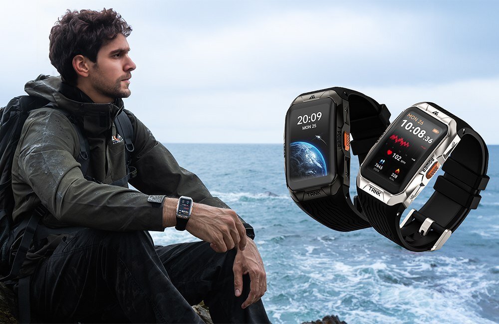 Mężczyzna siedzi na tle morza, nosząc smartwatch na nadgarstku. Obok niego widoczne są dwa smartwatche z wyświetlonymi tarczami zegarka, na jednym z nich widnieje godzina 20:09, a na drugim 10:08:36.