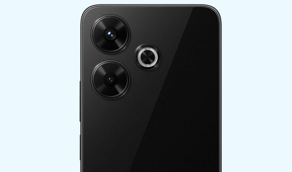 Czarny smartfon z trzema okrągłymi obiektywami aparatu na tylnej obudowie. Tło jest jasnoniebieskie.