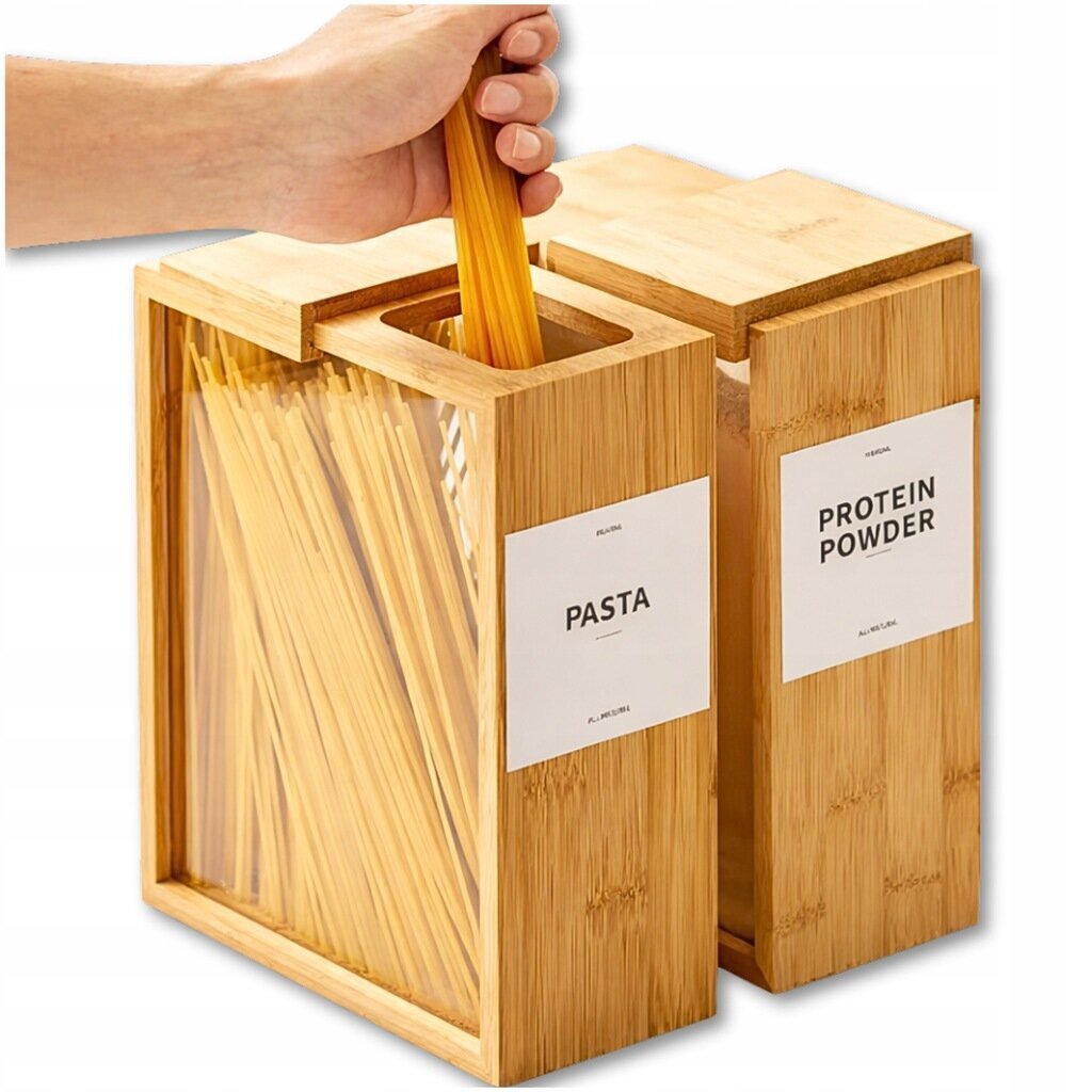 Na obrazie widoczne są dwa bambusowe pojemniki na żywność z etykietami \'PASTA\' i \'PROTEIN POWDER\'. Jeden z pojemników jest otwarty, a ręka wyciąga z niego makaron.