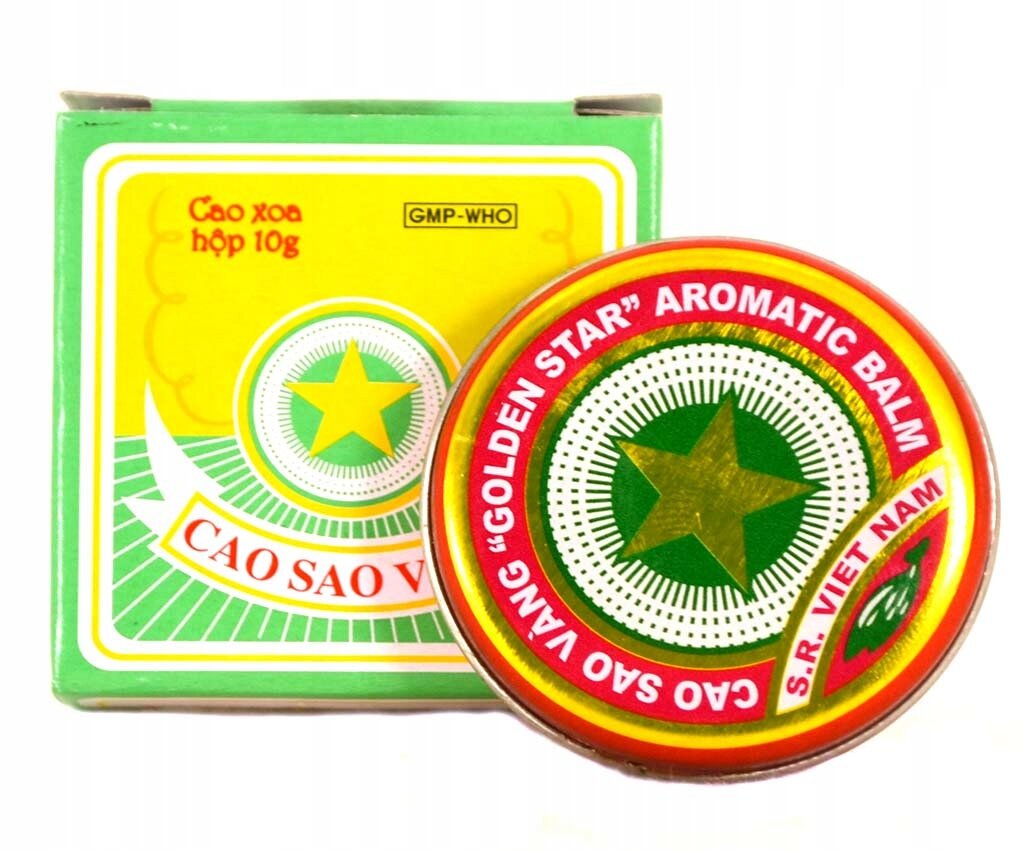 Na obrazie widoczny jest okrągły pojemnik z napisem \'CAO SAO VANG \'GOLDEN STAR\' AROMATIC BALM S.R. VIET NAM\' oraz pudełko z napisem \'Cao xoa hôp 10g\' i \'GMP-WHO\'.