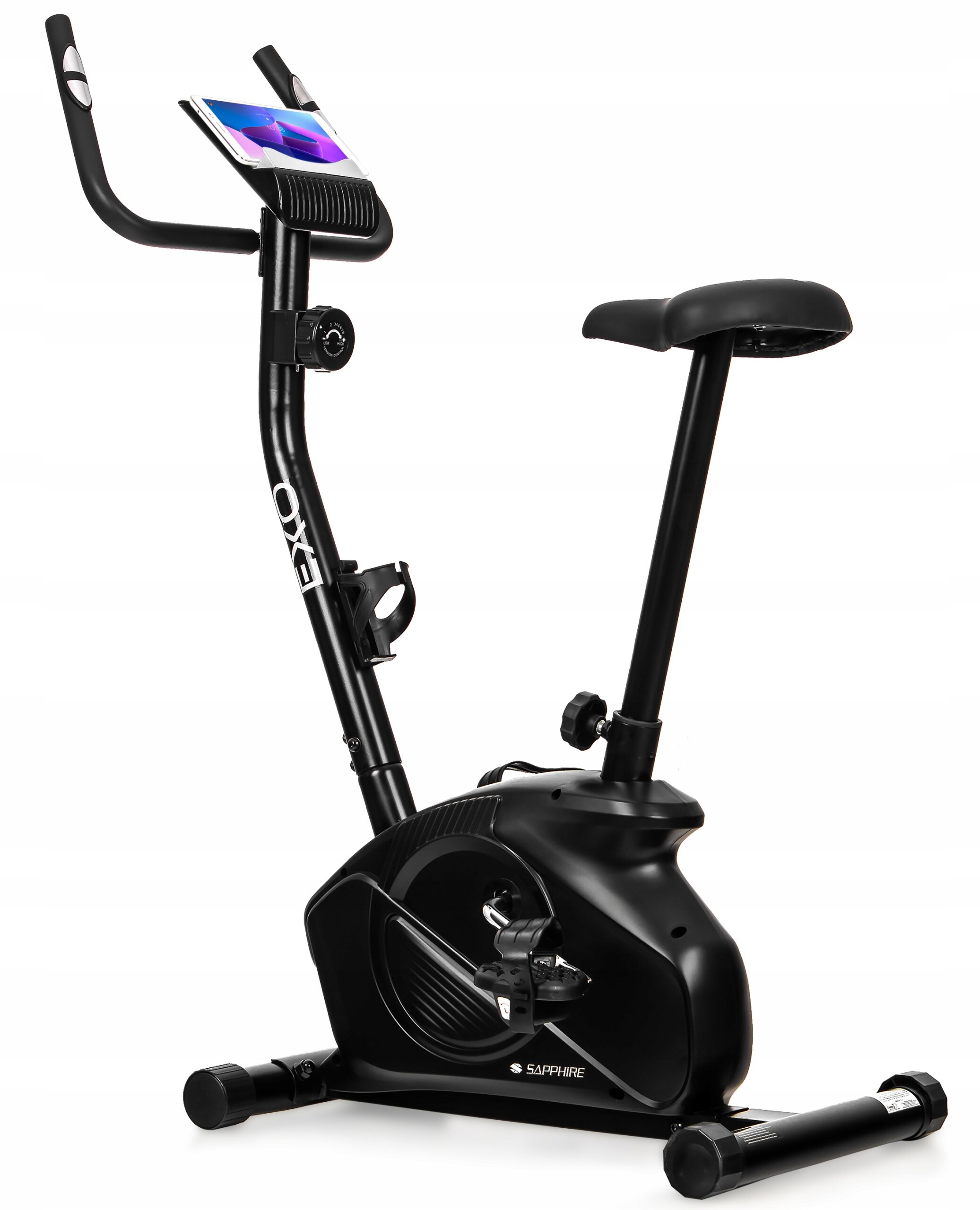 Czarny rower treningowy stacjonarny z magnetycznym oporem, posiada kierownicę z uchwytem na tablet. Na ramie widoczne są napisy \'EXO\' i \'SAPPHIRE\'.