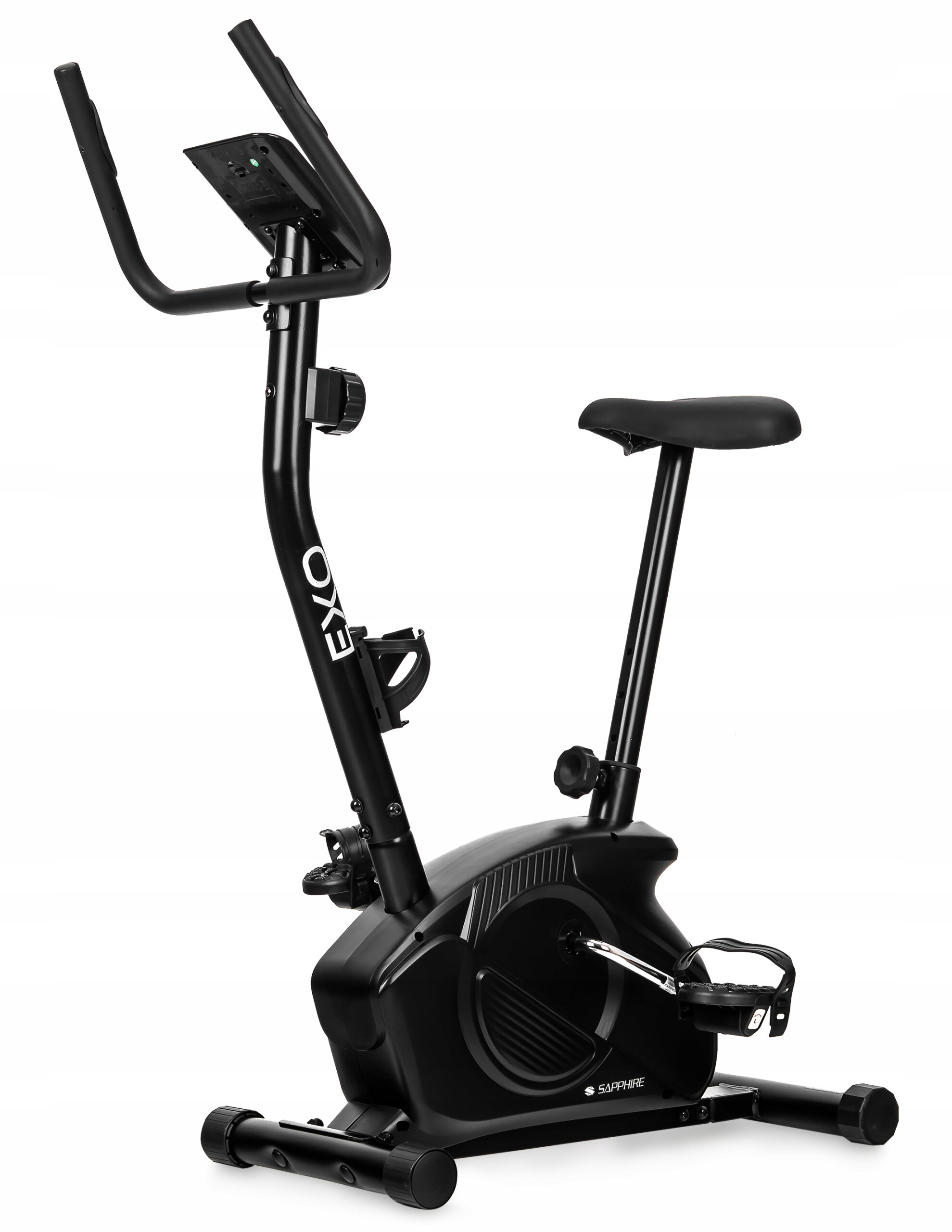 Czarny rower treningowy stacjonarny z napisem \'EXO\' na ramie i \'SAPPHIRE\' na podstawie. Posiada regulowane siodełko i pedały z paskami.