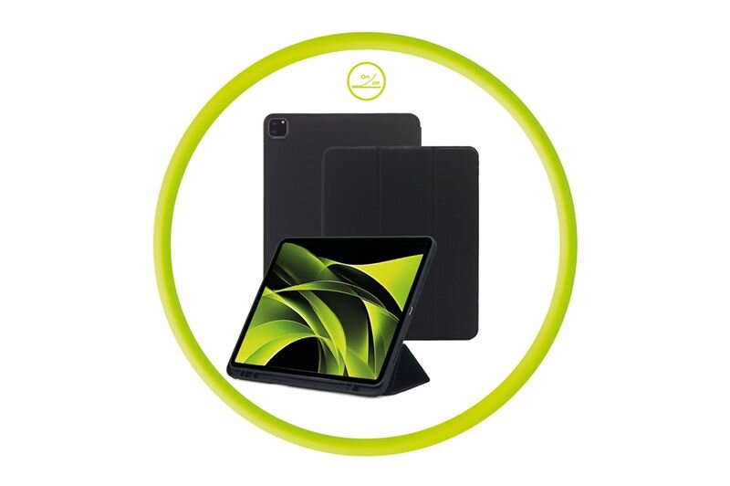 Obraz przedstawia czarne etui na tablet, które jest otwarte i ustawione w pozycji stojącej. W tle widoczny jest tablet z wyświetlaczem pokazującym zielono-czarną grafikę oraz zamknięte etui.