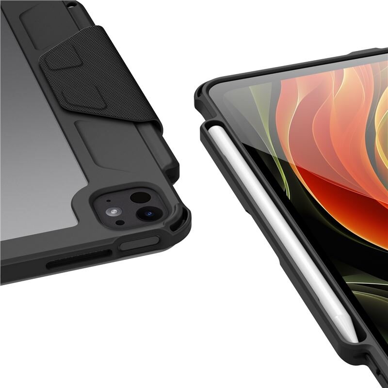 Obraz przedstawia czarne etui ochronne na iPad Pro 11 z widocznymi wycięciami na aparat i rysik. Ekran urządzenia wyświetla kolorowy wzór przypominający płomienie.