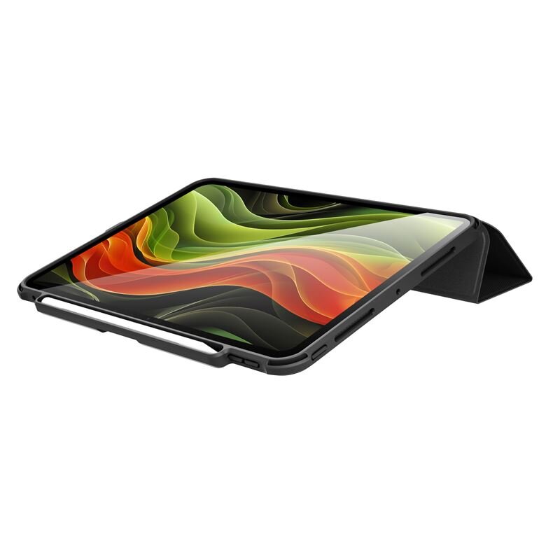 Obraz przedstawia tablet w czarnym etui ochronnym, ustawiony w pozycji poziomej z widocznym kolorowym ekranem. Etui ma solidną konstrukcję i złożoną podpórkę z tyłu.